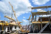 Der Ausleger des Krans stürzte auf die Baustelle. (Bild: Margrith Pfister-Kübler)