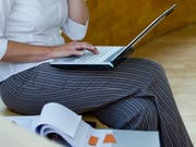"Mann und Frau haben Anspruch auf gleichen Lohn für gleichwertige Arbeit", heisst es in Artikel 8 der Bundesverfassung. In der Praxis ist die Lohngleichheit jedoch noch nicht erreicht. (Bild: Keystone/DPA-Zentralbild/PATRICK PLEUL)