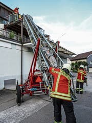 Aadorfer Feuerwehrleute üben die Rettung mittels Drehleiter. (Bild: Kurt Lichtensteiger)