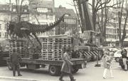 Abtransport der illegal aufgestellten Saurier-Eisenplastik aus dem Grabenpärklein. (Bild: Archiv "St.Galler Tagblatt")