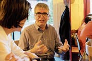 Pfarrer und SP-Kandidat Andreas Gäumann spricht an der Schiefertischrunde im Restaurant Anker mit einem Besucher. (Bild: Rahel Haag)