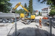Die Vorbereitungsarbeiten fürs Provisorium auf dem Hebelschulhausplatz in St. Georgen sind in vollem Gang. (Bild: Urs Bucher)