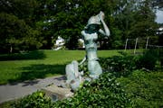 «New Feelings» heisst die zierliche Frauenplastik. Sie steht mitten im historischen Daheimpark oberhalb des Huwilerturms. (Bild: Stefan Kaiser (Zug, 29 Mai 2018))