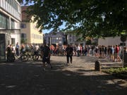 Schlange stehen bei der Appenzeller Kantonalbank. In 45 Minuten waren die Tickets für das Clanx weg. (Bild: Clanx/Facebook)