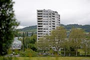 Das Aalto-Hochhaus beim Einkaufszentrum Schönbühl, in dem sich das Restaurant Centro befindet, wird nach 50 Jahren saniert. Bild: Corinne Glanzmann (Luzern, 19. Mai 2017)