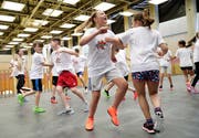 «fit4future» Kids Day 2018 in Zug. Jumpstyle in der Halle. (Bild: Moritz Hager)