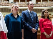 Die zwei neuen Nationalrätinnen, Aline Trede, Grüne, und Flavia Wasserfallen, SP, und der neue Nationalrat, Adrian Wüthrich, SP, bei der Vereidigung im Nationalrat. (KEYSTONE/Peter Klaunzer) (Bild: KEYSTONE/PETER KLAUNZER)