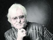 Reinhold Bilgeri 1950 in Hohenems, Gymnasiallehrer, seit 1981 Rockmusiker, Schriftsteller und Filmemacher, zuletzt Kinofilm «Erik & Erika».