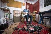Experimentierfreudiger Gitarrist: Christian Zemp in seinem kleinen Proberaum in Luzern. (Bild: Boris Bürgisser (Luzern, 28. Mai 2018))