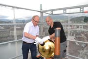 Oskar Näpflin (links) und Thomas Burkart von der Firma Muff Kirchturmtechnik AG aus Triengen beim Befestigen der Goldkugel auf der Kirchturmspitze der Peterskapelle. Bild: Hugo Bischof (Luzern, 29. Mai 2018)