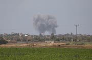 Rauchwolken steigen im Süden des Gazastreifens auf. (Tsafrir Abayov/AP)