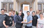 Wirte links–JCVP rechts: Dominic Zaalberg, Mathias Letter, Sacha Burgert und Flavio Wyrsch (von links), Staatschreiber Mathias Brun mit Dominik Blunschy, Matthias Kessler, Matthias Schnyder, Virgina Wyss und Corinne Schnyder. (Bild: Andreas Seeholzer)