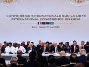 Bei einer Konferenz in Paris haben sich libysche Konfliktparteien auf Wahlen im Dezember verständigt. Der Gastgeber, Frankreichs Präsident Macron (M), bezeichnete die Vereinbarung als "entscheidenden Schritt zur Versöhnung" im Konflikt. (Bild: KEYSTONE/AP EPA POOL/ETIENNE LAURENT)