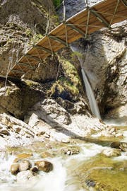 Im Gebiet Chessiloch gibt es heute bereits eine Hängebrücke, die Wanderern einen Blick auf den dortigen Wasserfall ermöglicht. (Bild: Guido Küng, Fühli)