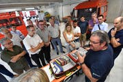 Jürgen Häberli, Leiter des Rettungsdienstes Münsterlingen und Amriswil, erzählt den Gewerblern aus seinem Berufsalltag.