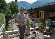 Kari Walker erläuterte seinen Gästen an der Ausstellung am Samstag die Wetterstation aus der Wikingerzeit. (Bild: Georg Epp (Flüelen, 26. Mai 2018))