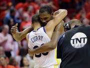 Schafften mit den Golden State Warriors die Wende in der Halbfinal-Serie gegen Houston: die Superstars Kevin Durant und Stephen Curry (Bild: KEYSTONE/AP/DAVID J. PHILLIP)