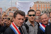 Bereits 2013 gab es Demonstrationen für den Schmuckhändler Stephan Turk. Sogar der damalige Bürgermeister von Nizza, Christian Estrosi (links) nahm daran teil. (Lionel Cironneau/AP)