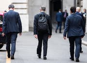Carlo Cottarelli (Mitte) verlässt den Präsidentenpalast in Rom. (Angelo Carconi/AP)