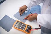 Mit dem Niederdruck-Plasmareaktor werden textile Oberflächen für medizinische Anwendungen gemessen.