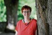 Daheim einmal über die Strasse – und Barbara Dätwyler Weber lehnt auf dem Friedhof Oberkirch an einem Baum. (Bild: Donato Caspari)