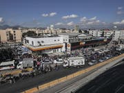 Kein Treibstoff, kein Obst, keine Produktion: Ein Streik von Lastwagenfahrern beeinträchtigt - wie etwa in Rio de Janeiro - das ganze Land. (Bild: KEYSTONE/EPA EFE/ANTONIO LACERDA)