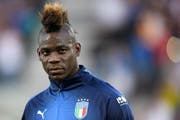Bei seinem Comeback in der Nationalmannschaft wird Mario Balotelli rassistisch beleidigt. (Bild: Keystone/Gian Ehrenzeller)