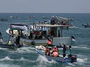 Aus Protest gegen die israelische Seeblockade des Gazastreifens ist am Dienstag eine kleine Flotte vom Hafen der Stadt Gaza in See gestochen. (Bild: KEYSTONE/AP/KHALIL HAMRA)