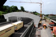 Mai 2008: Die Überdachung der Autobahngalerie in Hergiswil wird verlängert. (Archivbild: NZ)