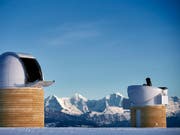 Die beiden neuen Kuppelbauten des Observatoriums Zimmerwald mit 5,3 Metern (links) und 4,5 Metern (rechts) Durchmesser. (Bild: Universität Bern/Manu Friederich)