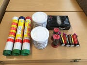 Durch die Zuger Polizei sichergestelltes Pyromaterial. (Bild:PD)
