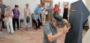 Gespannt verfolgten die Besucher, wie Urs Stieger seine Skulpturen zum Klingen brachte. (Bild: Maya Seiler)