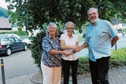 Gemeindepräsidentin Annemarie Moret (Mitte) begrüsst die neuen Berlinger Bürger Denise und Herbert Schmitz. (Bild: Judith Meyer)
