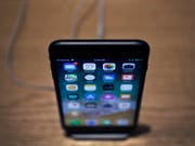 Der Apple-Konzern soll beschlossen haben, beim iPhone künftig auf eine andere Display-Technologie zu setzen - die Aktien etablierter Bildschirmhersteller brechen ein. (Bild: KEYSTONE/AP/CHARLES REX ARBOGAST)