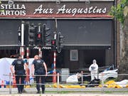 Polizisten untersuchen einen der Tatorte: Die Ermittler gehen mittlerweile von einem Terroranschlag aus. (Bild: KEYSTONE/AP/GEERT VANDEN WIJNGAERT)