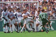 Da war die St.Galler Welt noch in Ordnung: Edwin Vurens trifft per Freistoss zum 1:0 (Rainer Bolliger)