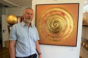 Von Seylech Leuthard ging die Idee «Holz & Gold» aus: Er bringt in seinen Werken die beiden Materialien zusammen. Bild: Romano Cuonz (Kägiswil, 25. Mai 2018)
