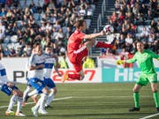 Spektakulär und immer mit vollem Einsatz: Captain Stephan Lichtsteiner hat mit der Schweizer Nato noch einiges vor (Bild: KEYSTONE/GEORGIOS KEFALAS)