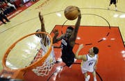 Der Houston-Schweizer Clint Capela punktet gegen die Golden State Warriors. Bild David J. Philip/AP (Houston, 28. Mai 2018.