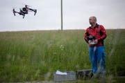 Pilot Ueli Sager fliegt die Drohne, die künftig den Jungtieren das Leben retten soll. (Bild: Keystone)