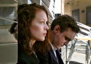 Georg Seidel (Franz Rogowski) kann im letzten Moment seiner Verhaftung entgehen und lernt auf der Flucht im Film "Transit" Marie Weidel (Paula Beer) kennen. (Bild: Christian Schulz)