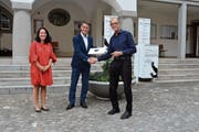 Daniela Mittelholzer, Vizepräsidentin SP AI, und Martin Pfister überreichen die Initiative an Ratschreiber Markus Dörig (Mitte). Die SP AI hat die Initiative unabhängig von der Diskussion um das «AVZ+» lanciert. (Bild: Martin Schneider)