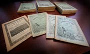 Eine Sammlung alter "St.Galler Kalender" (Bild: Hannes Thalmann)