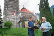 Renovationsarbeiten an der Wallfahrtskapelle. Im Gespräch sind Ruedi Ettlin (links), Liegenschaftsverwalter der Wallfahrtsstiftung Maria Melchtal und Pater Marian, Präsident der Stiftung und Pfarrer. (Bild: Corinne Glanzmann (Melchtal, 22. Mai 2018))