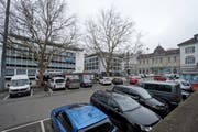 Gegen die Aufhebung dieser Parkplätze auf dem unteren Postplatz in Zug ist eine Initiative eingereicht worden, über die das Stimmvolk übernächsten Sonntag an der Urne abstimmt. Bild Maria Schmid (19. März 2018)