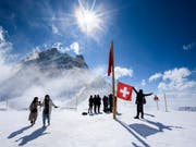 Dürften auch im Sommer zahlreicher kommen: Touristen auf dem Jugfraujoch (Bild: KEYSTONE/ANTHONY ANEX)