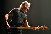 Roger Waters bei seinem Auftritt im Zürcher Hallenstadion am Montagabend. (KEYSTONE/Walter Bieri)