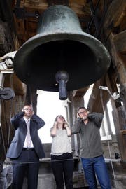 Heuer wird in der Kirche St. Martin in Baar erstmals seit vielen Jahren wieder die «Chriesigloggä» läuten. Thomas Inglin, Corinna Müller und Ueli Kleeb halten sich schon einmal vorsorglich die Ohren zu (von links). (Bild: Werner Schelbert, 28. Mai 2018)
