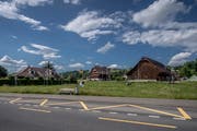 Auf dieser Wiese soll die neue Überbauung zu stehen kommen. Im Hintergrund: der Meierhof. (Bild: Pius Amrein (Sempach, 29. Mai 2018))