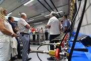 Keine Bierzapfhähne seien das, meint Kommandant Andreas Bösch im roten Shirt, sondern die Auffüllstation für die Atemluftflaschen.